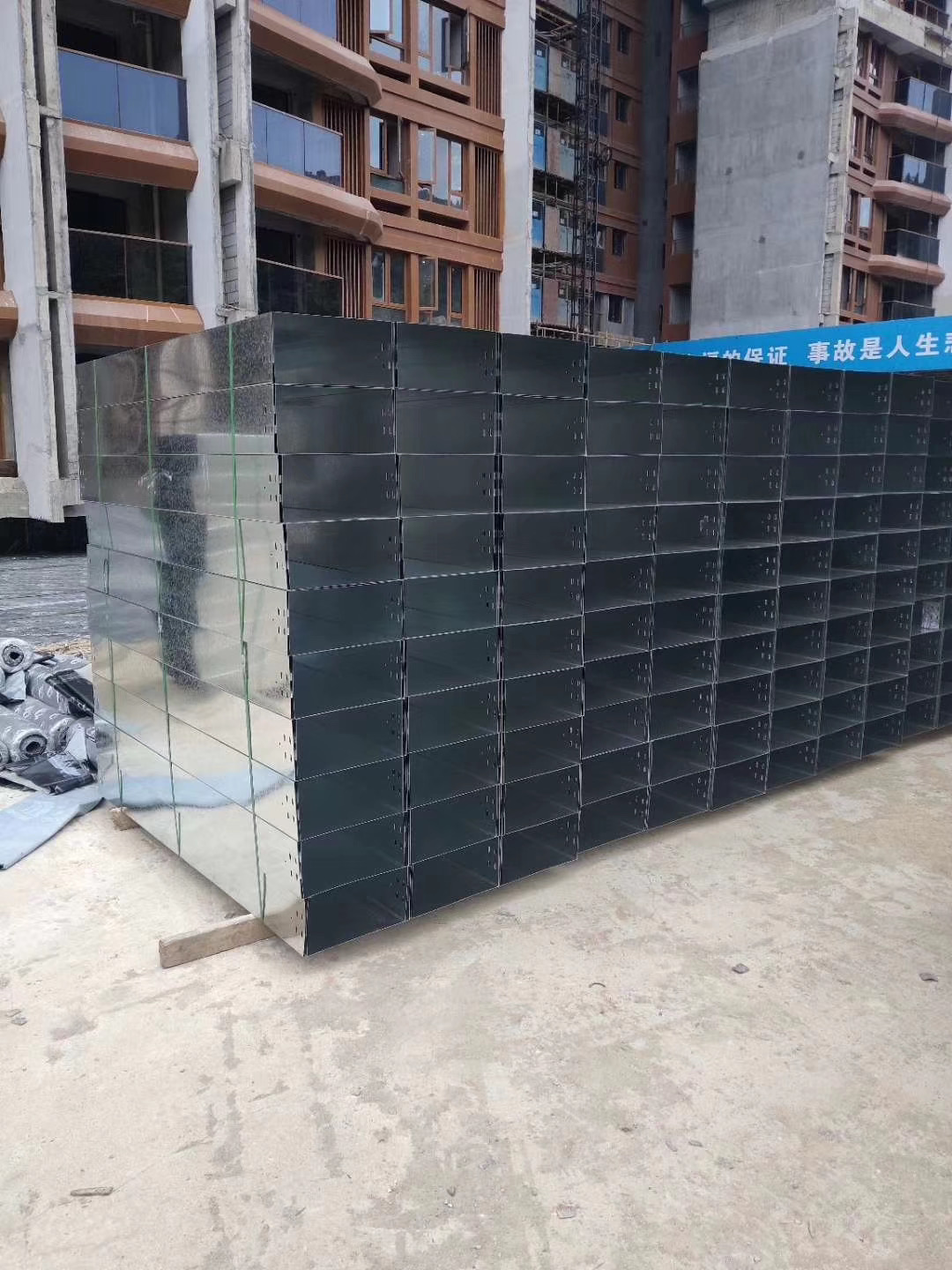 廣州實(shí)地墻薇國(guó)際電纜橋架進(jìn)場(chǎng)